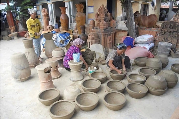 Exploring one of the oldest pottery villages in Southeast Asia