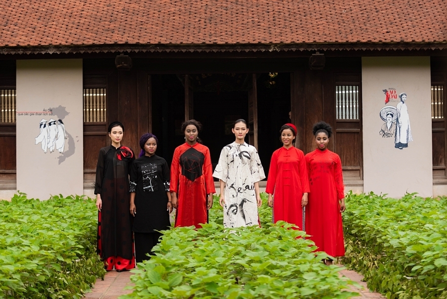 Ao Dai designers present new collections with silk, ramie at fashion event