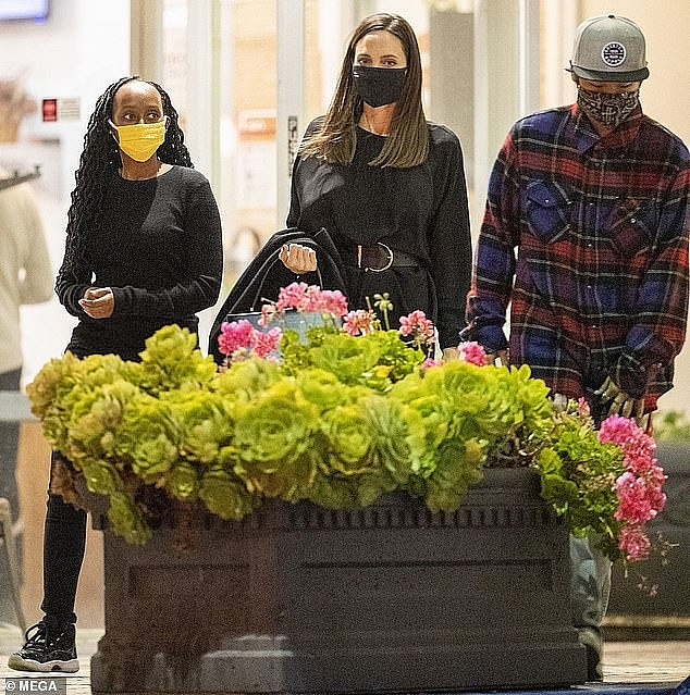 Angelina Jolie's adoptive Vietnamese child: Pax Thien's mature appearance at the age of 17