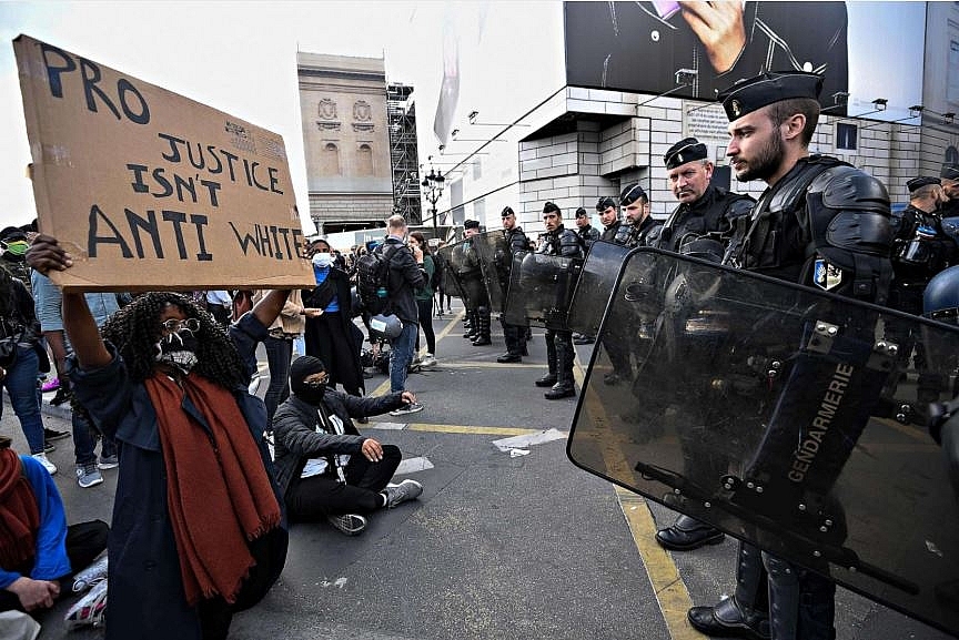 Protests and riots in America update:Protesters are chanting and having dance-offs protests and riots in america update two buffalo officers shoving 75 year old protester charged with assault