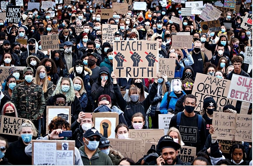 Protests and riots in America update:Protesters are chanting and having dance-offs protests and riots in america update two buffalo officers shoving 75 year old protester charged with assault