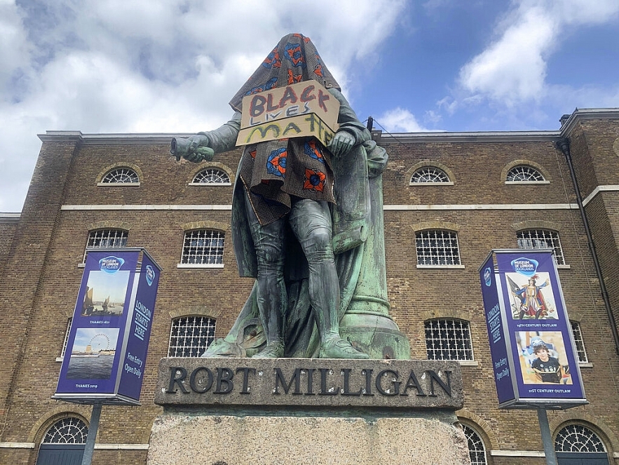 uk removes slave traders statue from outside london museum