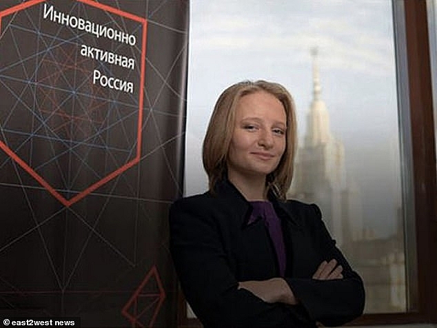 Extremely rare photos of Putin's daughters taken when he first took power