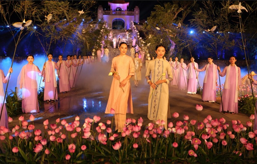 Diplomats And Families Wear Traditional Vietnamese Ao Dai At Exhibition Diplomats And Families Wear Traditional Vietnamese Ao Dai At Exhibition