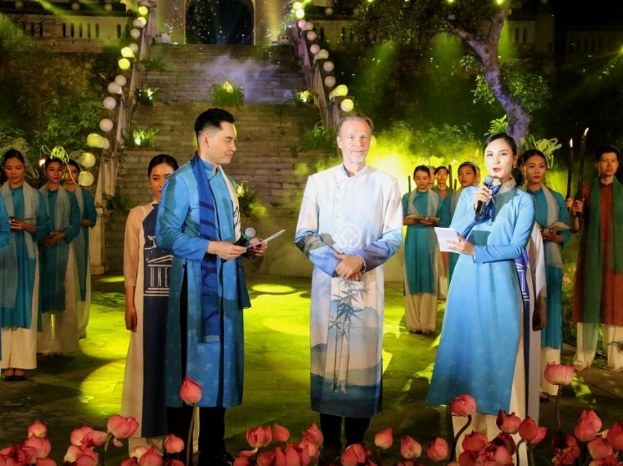 Diplomats And Families Wear Traditional Vietnamese Ao Dai At Exhibition Diplomats And Families Wear Traditional Vietnamese Ao Dai At Exhibition