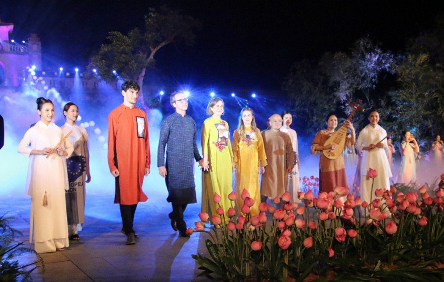Diplomats And Families Wear Traditional Vietnamese Ao Dai At Exhibition Diplomats And Families Wear Traditional Vietnamese Ao Dai At Exhibition
