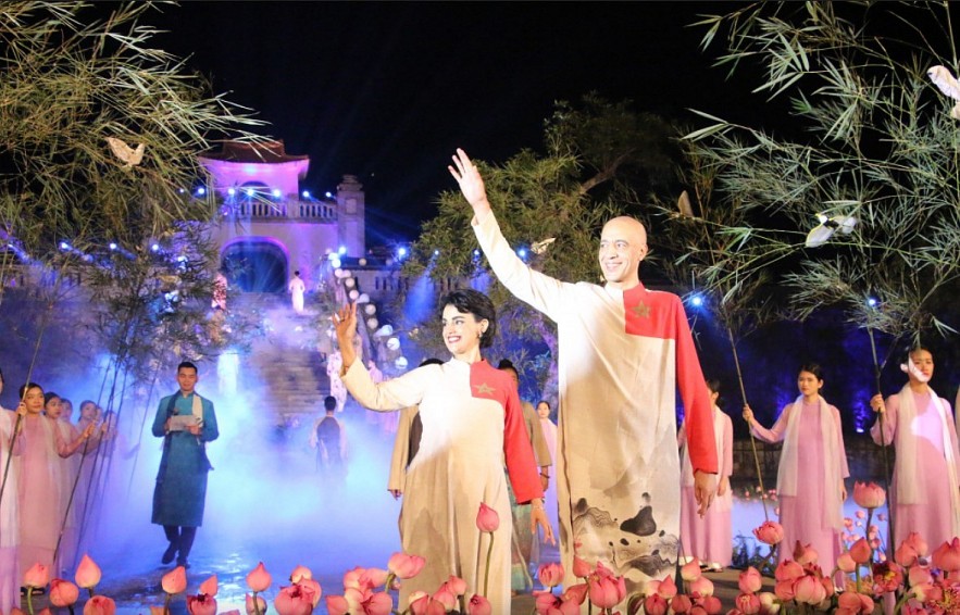 Diplomats And Families Wear Traditional Vietnamese Ao Dai At Exhibition Diplomats And Families Wear Traditional Vietnamese Ao Dai At Exhibition