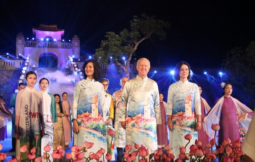 Diplomats And Families Wear Traditional Vietnamese Ao Dai At Exhibition Diplomats And Families Wear Traditional Vietnamese Ao Dai At Exhibition