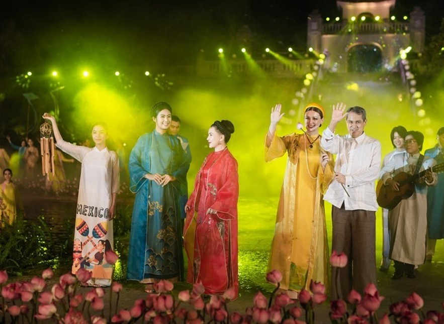 Diplomats And Families Wear Traditional Vietnamese Ao Dai At Exhibition Diplomats And Families Wear Traditional Vietnamese Ao Dai At Exhibition