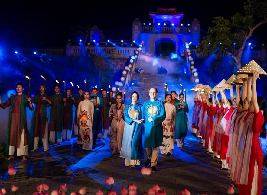 Diplomats And Families Wear Traditional Vietnamese Ao Dai At Exhibition Diplomats And Families Wear Traditional Vietnamese Ao Dai At Exhibition
