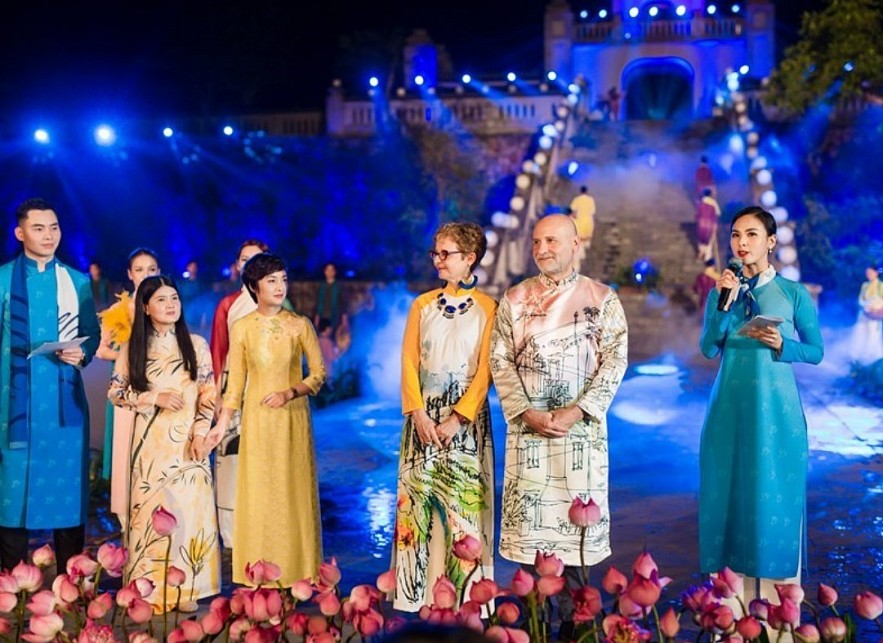 Diplomats And Families Wear Traditional Vietnamese Ao Dai At Exhibition Diplomats And Families Wear Traditional Vietnamese Ao Dai At Exhibition