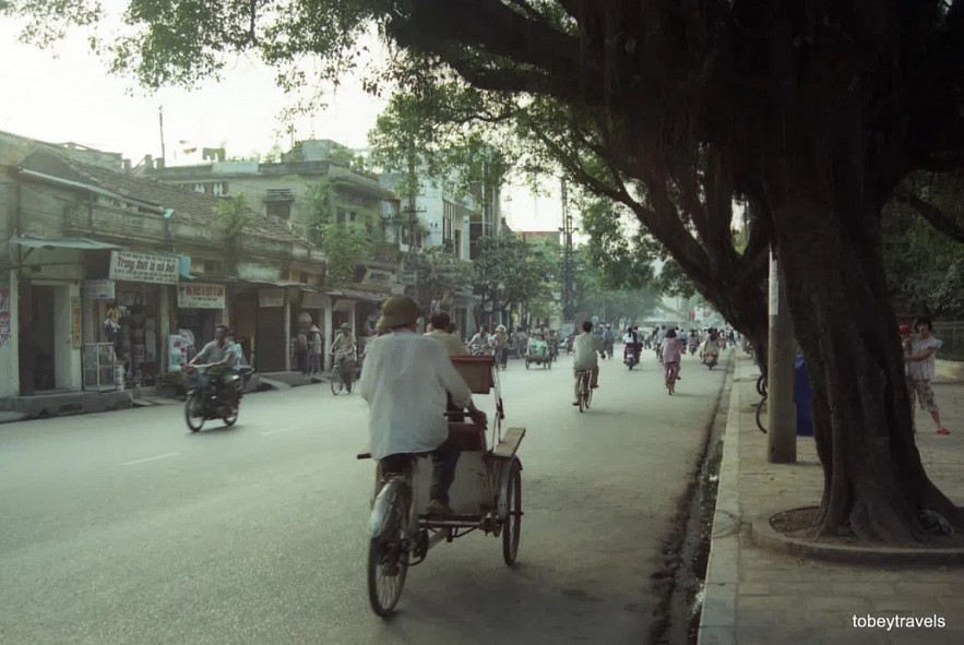 Cyclo on Quoc Tu Giam street. Today, this vehicle can only operate in the area around Hoan Kiem Lake and Hanoi Old Quarter. Photo: Tobeytravels.