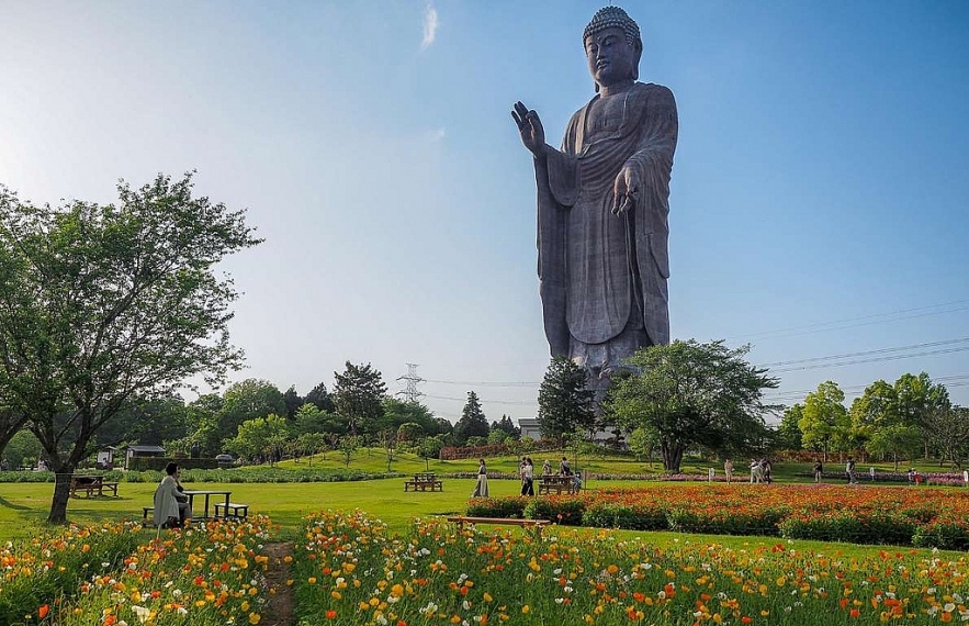 love exploring praises golden bridge in da nang as an international masterpiece