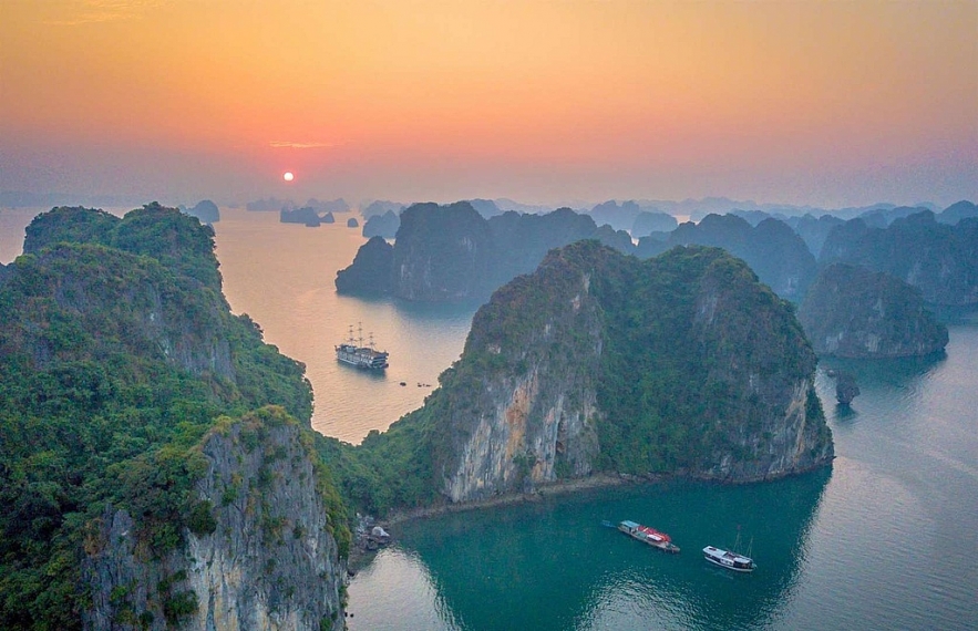 Photo: Zing News. 1010 ha long bay