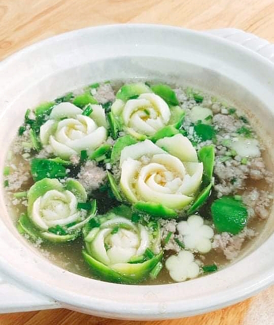 Vietnamese woman inspires cooking with flowers images on dishes Vietnamese woman inspires cooking with flowers images on dishes