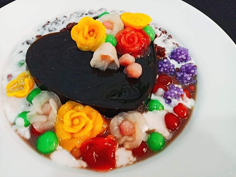 Vietnamese woman inspires cooking with flowers images on dishes Vietnamese woman inspires cooking with flowers images on dishes