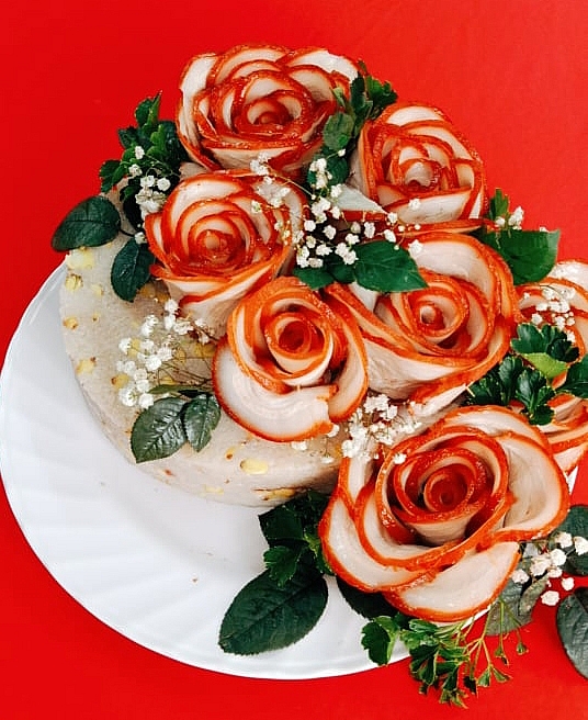 Vietnamese woman inspires cooking with flowers images on dishes Vietnamese woman inspires cooking with flowers images on dishes