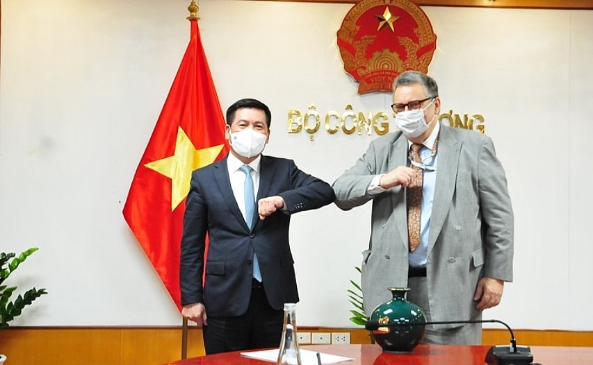 Minister of Industry and Trade Nguyen Hong Dien and Finnish Ambassador to Vietnam Kari Kahiluoto. Source: MoIT