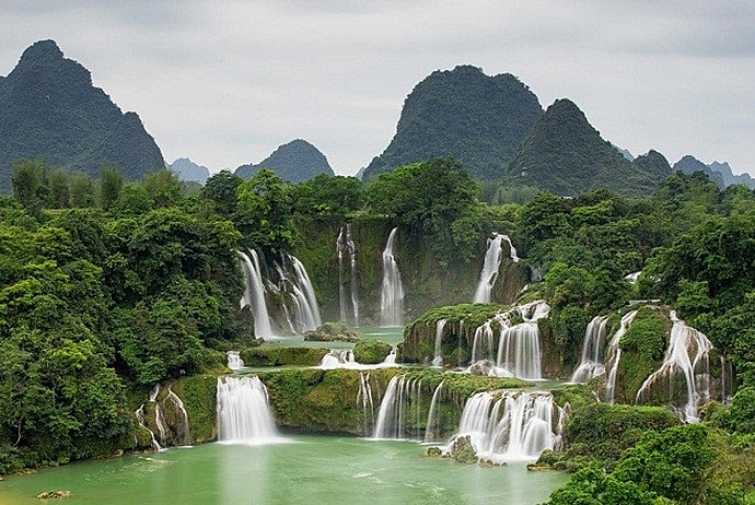 Admiring the four fascinating waterfalls in vietnam