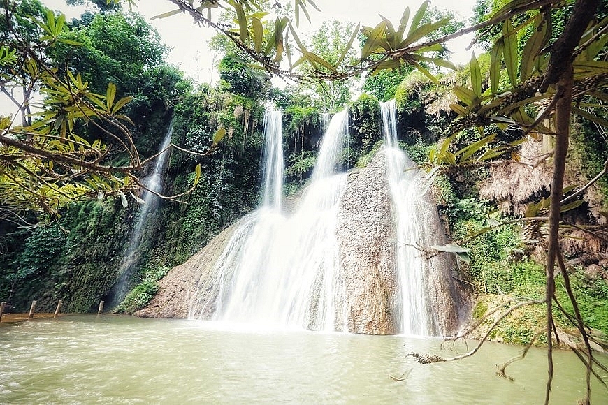 Admiring the four fascinating waterfalls in vietnam