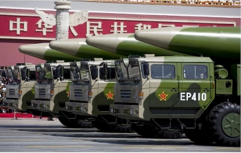the chinese military expert chinas aircraft carrier killer missiles successfully hit target ship in bien dong sea