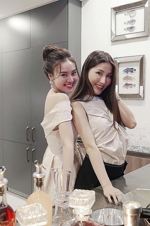 Actress Ninh Duong Lan Ngoc (L) wears a beige dress, flanked by colleague Diem My, who also opts for a similar tone. Actress Ninh Duong Lan Ngoc (L) wears a beige dress, flanked by colleague Diem My, who also opts for a similar tone. Actress Ninh Duong Lan Ngoc (L) wears a beige dress, flanked by colleague Diem My, who also opts for a similar tone. 0542 cele