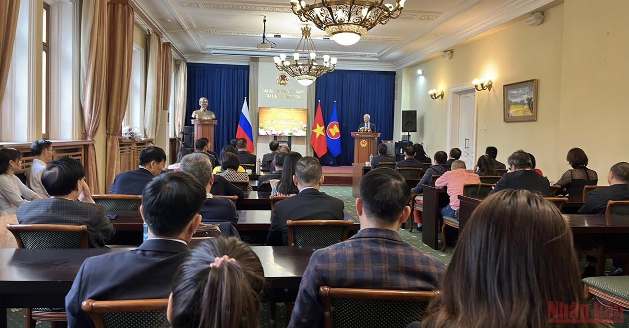 Vietnamese and Russian People Bond over a Night of Music & Poetry