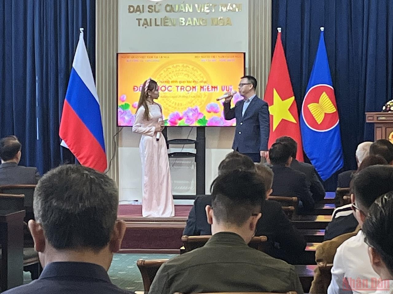 Vietnamese and Russian People Bond over a Night of Music & Poetry