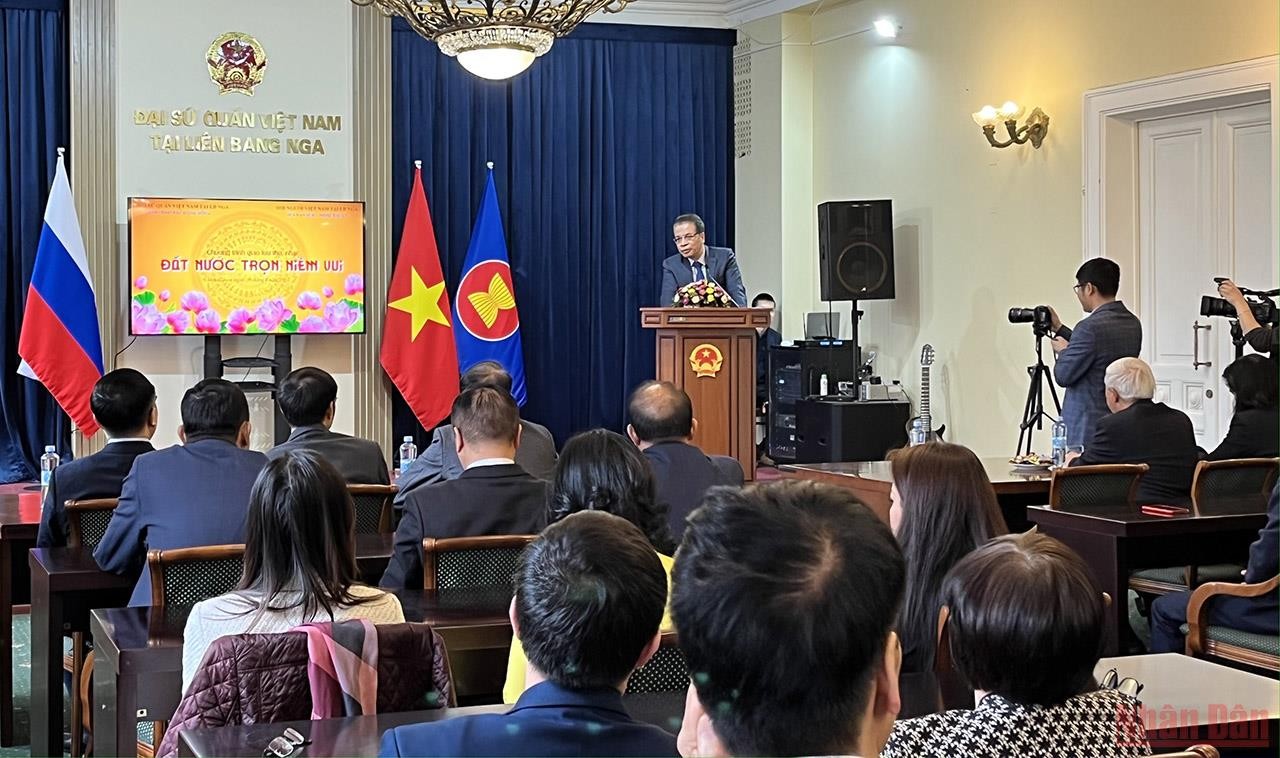 Vietnamese and Russian People Bond over a Night of Music & Poetry