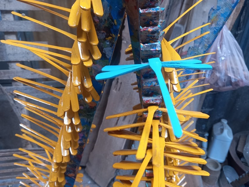 (Photo: Pham Sy/Dai Doan Ket) The Unique Village that Makes Bamboo Dragonflies