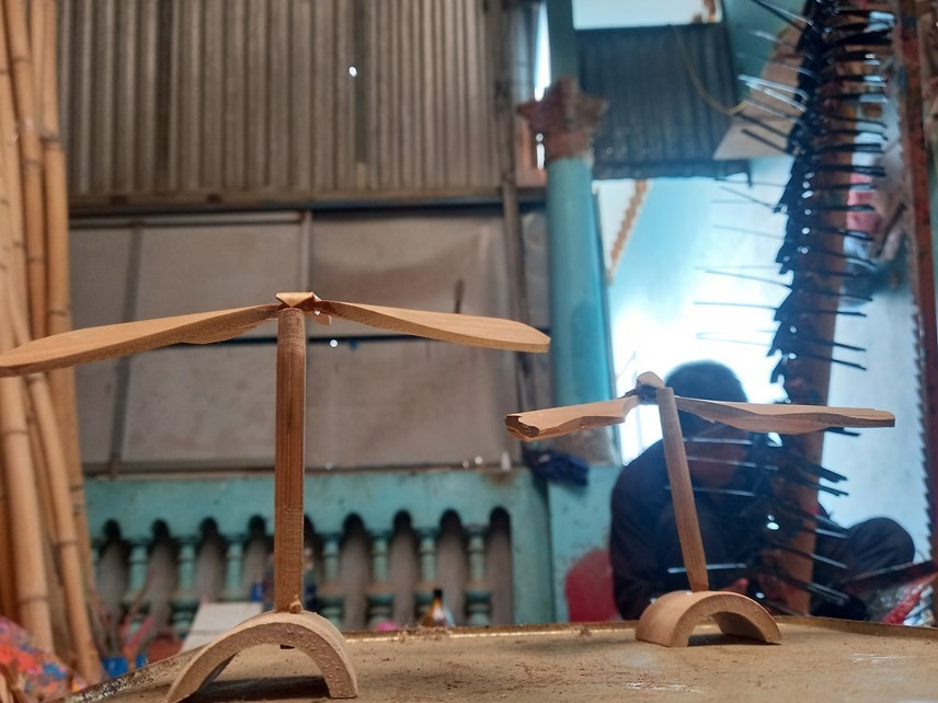 Thach Xa bamboo dragonfly can balance on its pointed beaks. (Photo: Pham Sy/Dai Doan Ket) The Unique Village that Makes Bamboo Dragonflies