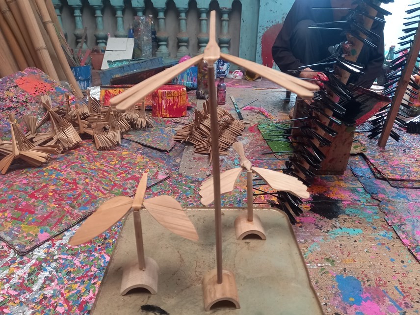 The principle of balance lays on 3 points: beak, wings and tail. (Photo: Pham Sy/Dai Doan Ket) The Unique Village that Makes Bamboo Dragonflies