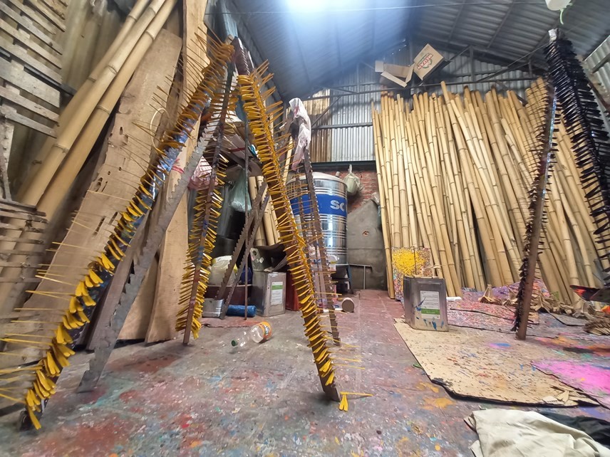 After being painted, the dragonflies will be dried.(Photo: Pham Sy/Dai Doan Ket) The Unique Village that Makes Bamboo Dragonflies