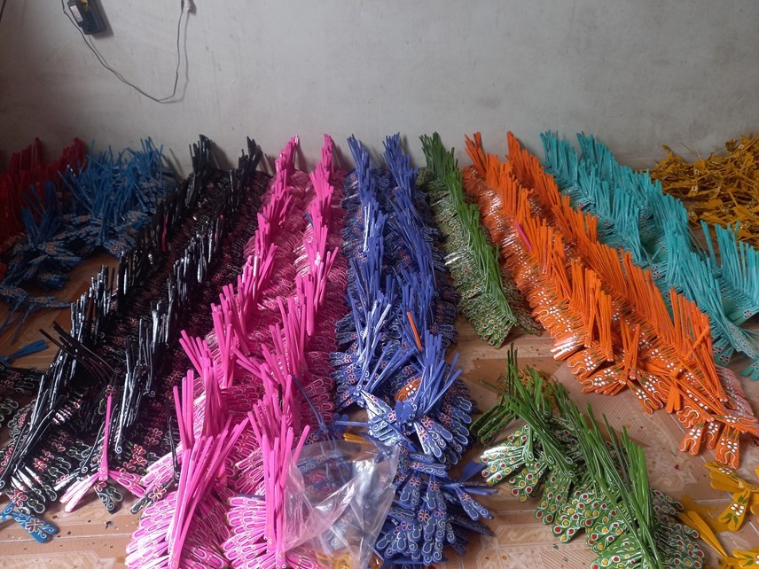 The finished dragonflies are ready to be delivered to the customer.(Photo: Pham Sy/Dai Doan Ket) The Unique Village that Makes Bamboo Dragonflies