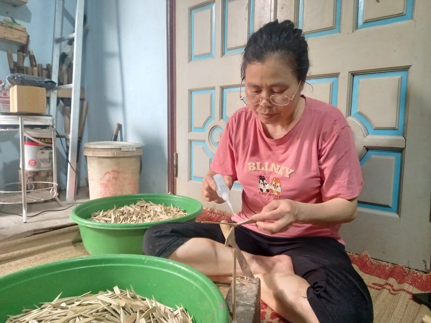Connecting parts to form a dragonfly. (Photo: Pham Sy/Dai Doan Ket) The Unique Village that Makes Bamboo Dragonflies
