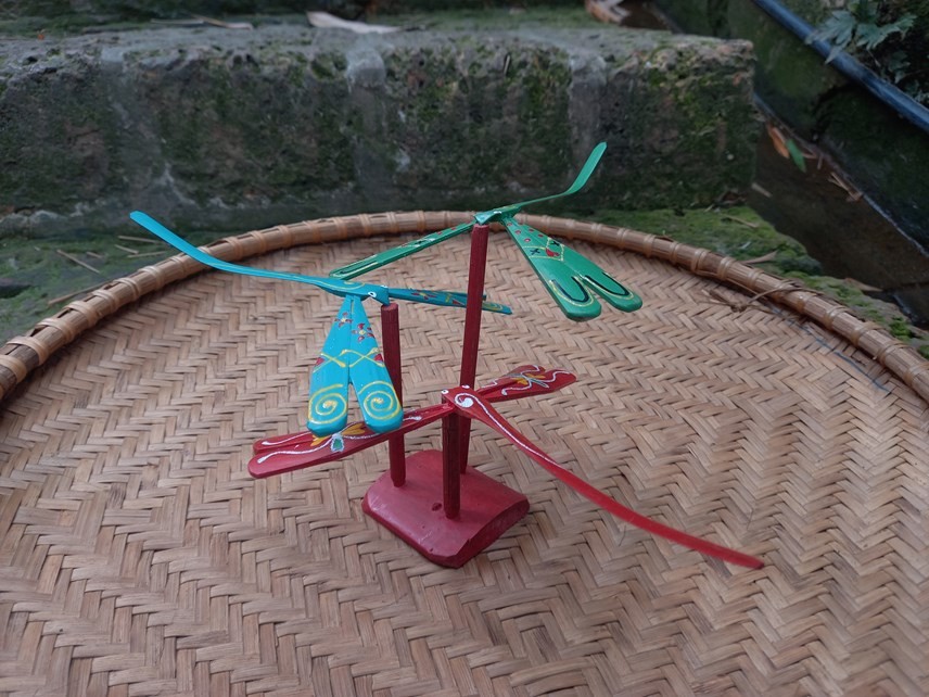 (Photo: Pham Sy/Dai Doan Ket) The Unique Village that Makes Bamboo Dragonflies