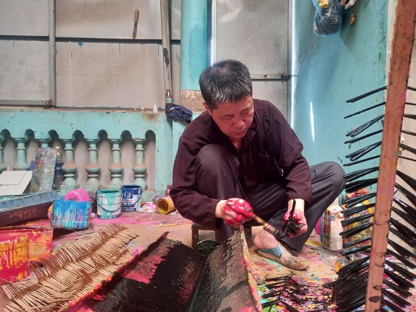 The work requires the meticulousness of workers.(Photo: Pham Sy/Dai Doan Ket) The Unique Village that Makes Bamboo Dragonflies