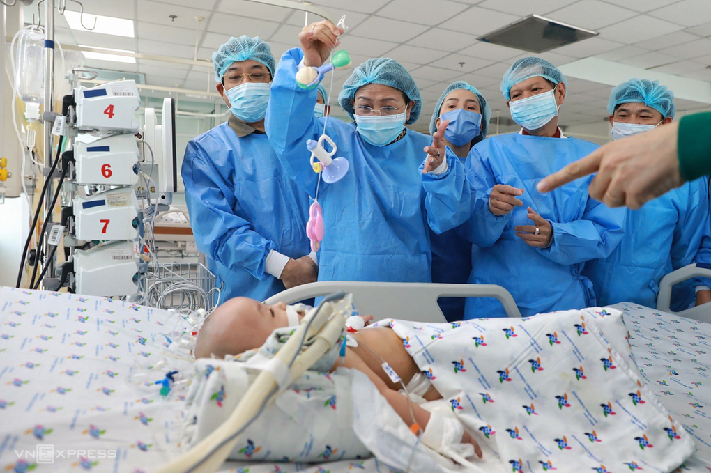 co joined twin survived miracle seperation dieu nhi is able to smile and lift up hand