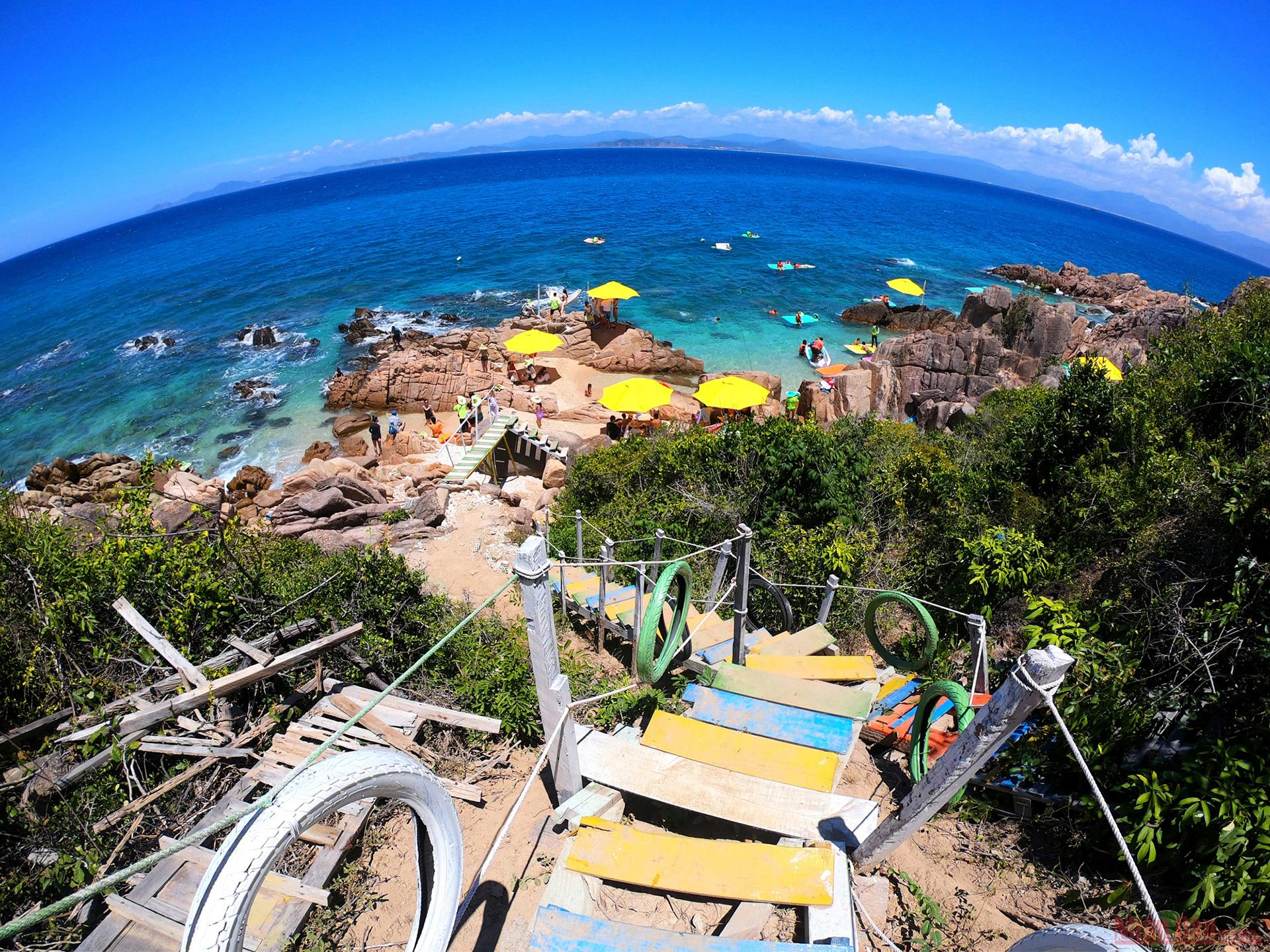 Cu Lao Xanh - a Blue Lagoon of Vietnam 0503 clx4