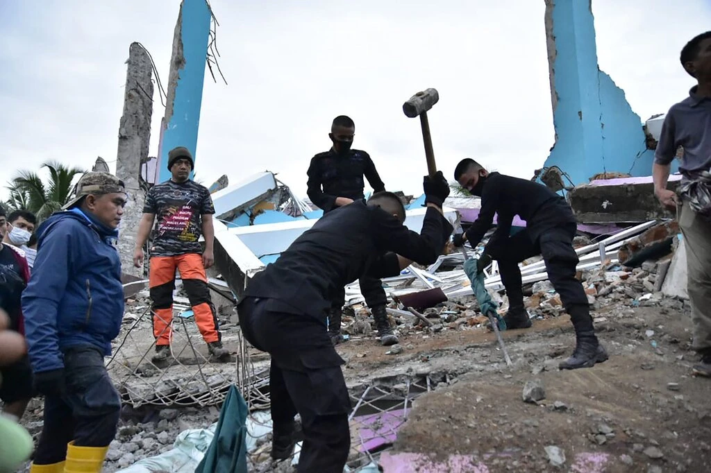 Indonesia's powerful earthquake Sulawesi kills at least 34, injures hundreds