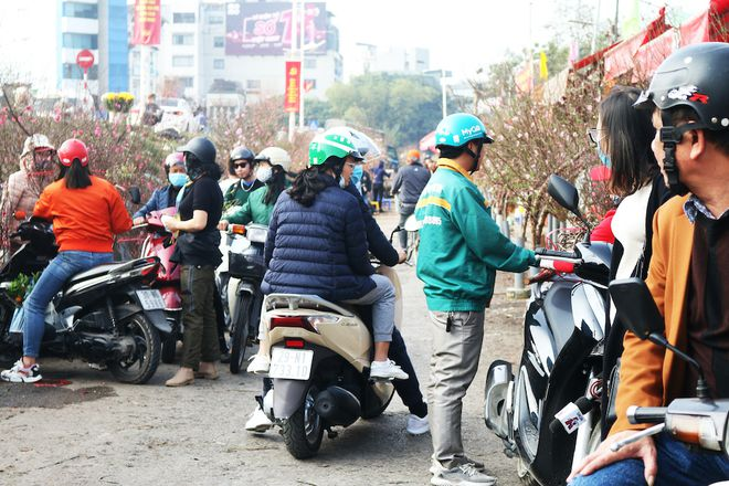 Capital people go to the market to choose flowers before Tet 3259 flo