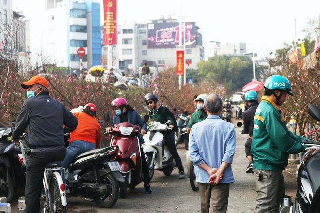The closer the Tet, the more people come to the flower market to watch and choose to buy 5212 flo3