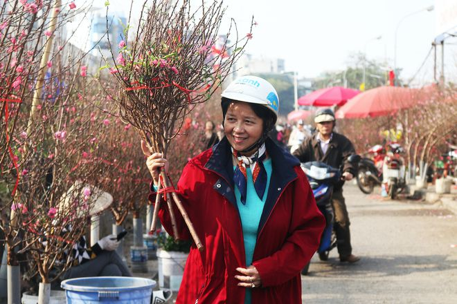 Ms. Binh chose to buy 3 Hanoi's largest flower market opens all nights before Tet