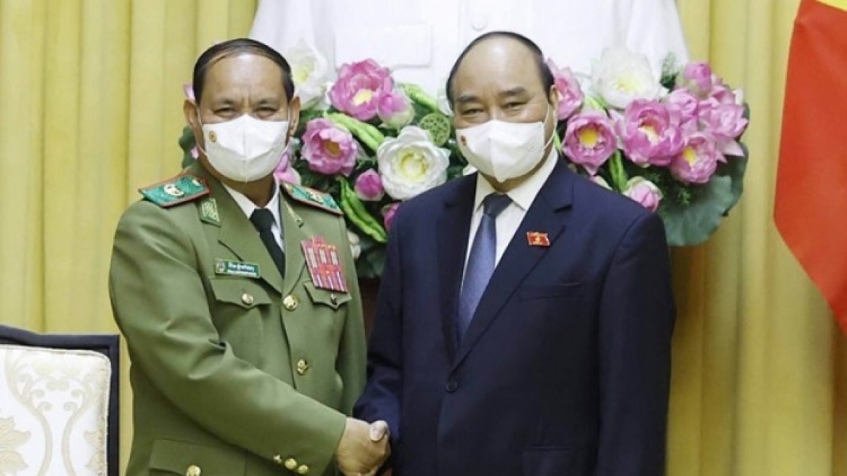 President Phuc Expects Stronger Security Cooperation With Laos