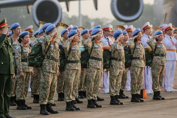 Vietnam makes impressive hallmarks in with "dual role" and "charming foreign policy"
