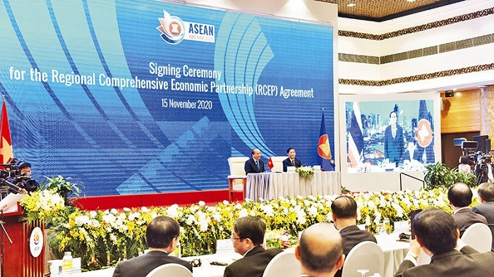 Vietnam makes impressive hallmarks in with "dual role" and "charming foreign policy"