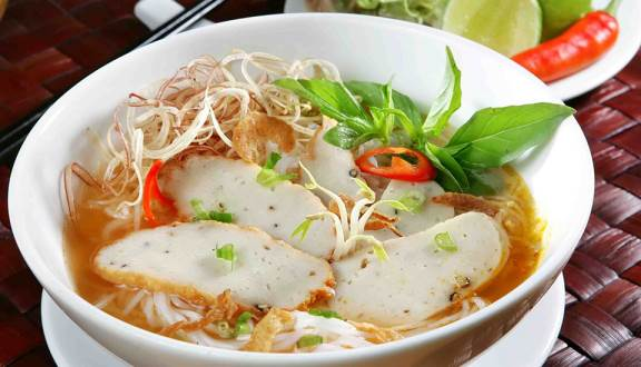 Besides beautiful beaches, Fisch cake noodle in Phan Thiet makes any tasters memorable