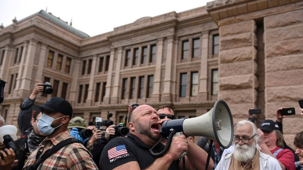 hundreds of american protests against coronavirus lockdowns amid the pandemic