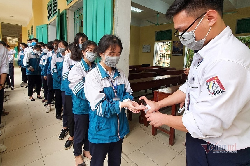 chinese primary students return schools with self made distancing hats