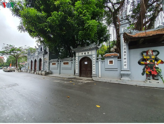 pictures of worship places on first day of social distancing easing